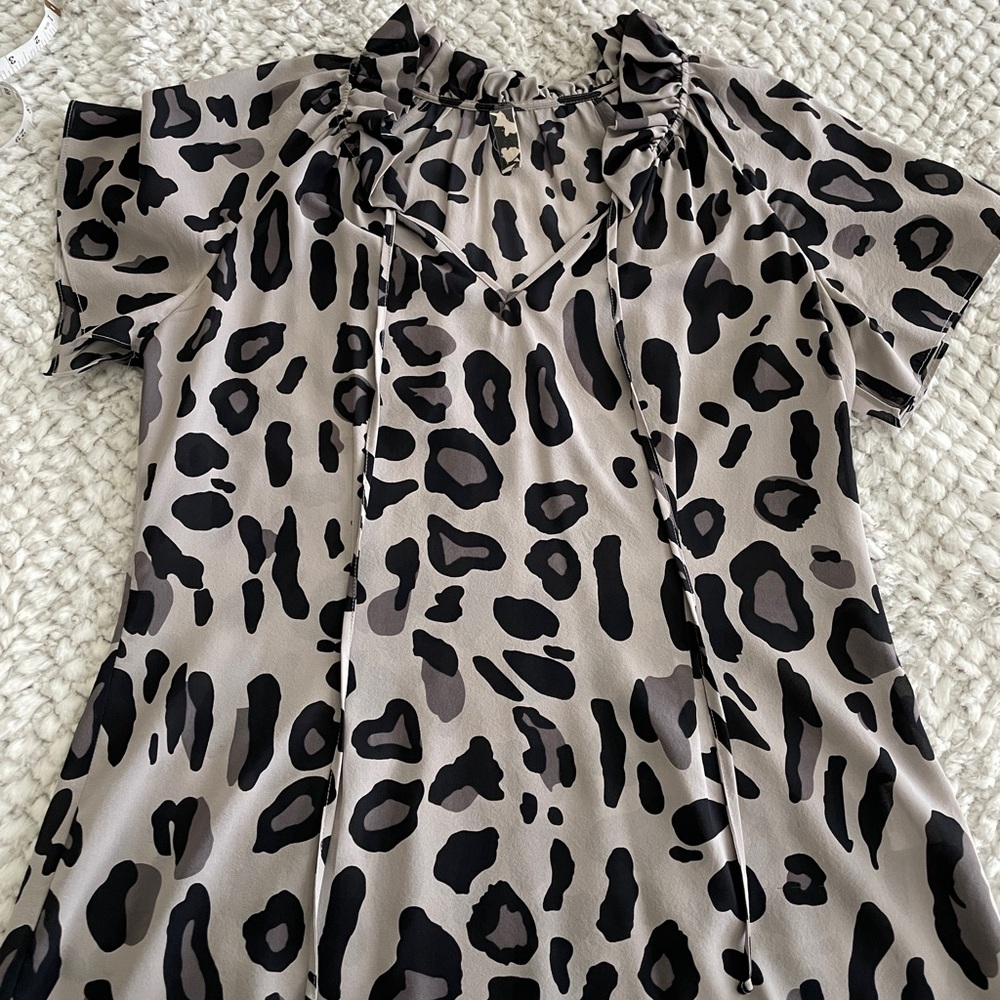 Leopard Print Tie-Neck Short Sleeve Tunic in Taupe/Black/gray